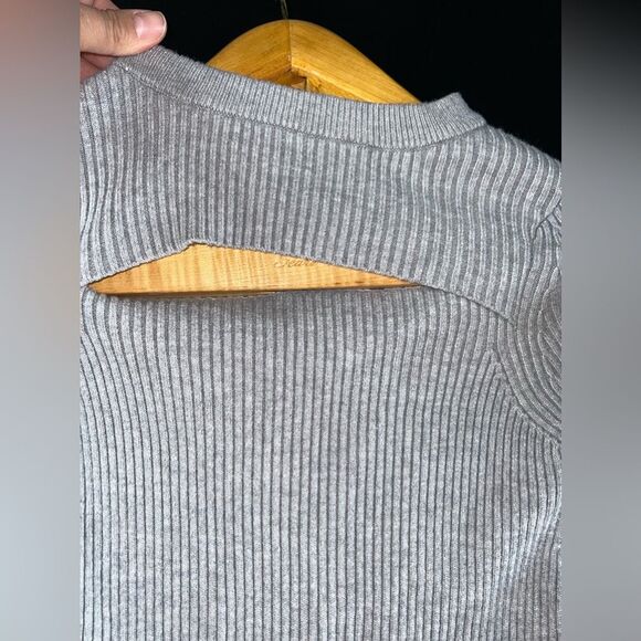 Cotton Emporium Grey Ribbed Stretchy Bell Sleeve Top w/ Keyhole Size Small EUC - Picture 4 of 7